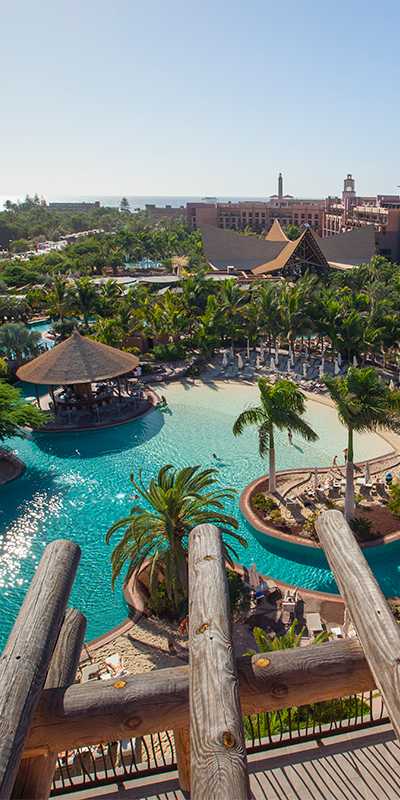  Vista conjunta de las grandes piscinas del hotel Lopesan Baobab Resort en Meloneras, Gran Canaria 